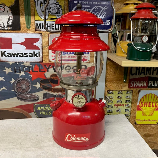 コールマン Coleman ランタン 1962年7月 200A レッドボーダー マルーン 高いベンチレーター 整備済み【海外直輸入USED品】