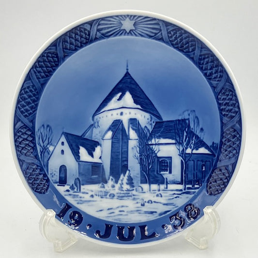 ロイヤルコペンハーゲン イヤープレート 1938年 「Round Church in Osterlars on Bornholm」 ウスタラースの半円形の教会【海外直輸入USED品】