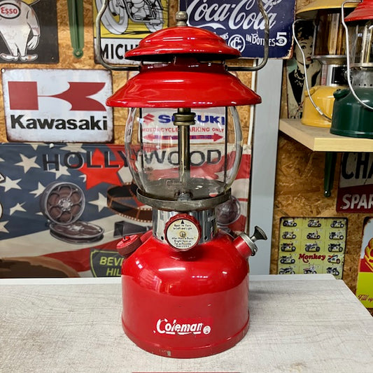 コールマン Coleman ランタン 1963年10月 200A レッドボーダー チェリーレッド 低いベンチレーター 中古 整備済み【海外直輸入USED品】