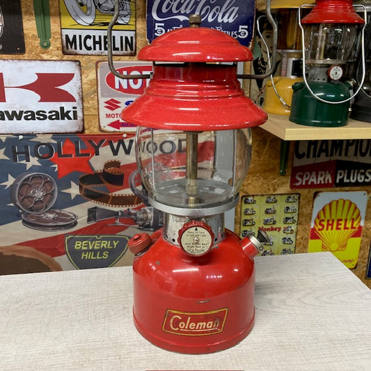 コールマン Coleman ランタン 200A イエローボーダー 1955年6月 サンシャイングローブ ポーセレンベンチ 素焼きバーナー 整備済み【海外直輸入USED品】