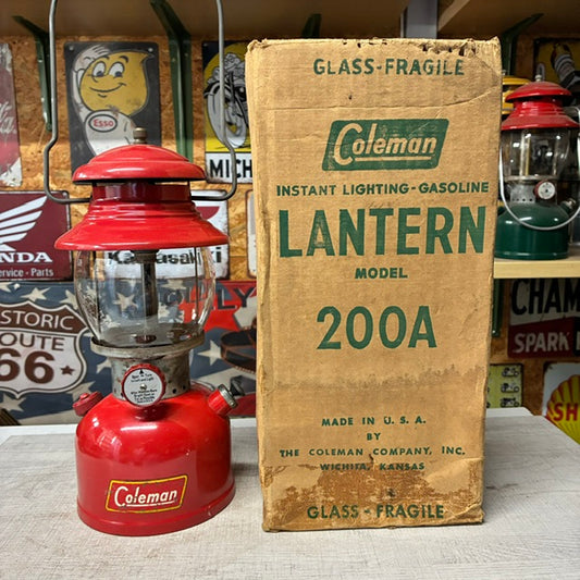 コールマン Coleman ランタン 1954年8月 200A イエローボーダー サンシャイングローブ 美品 箱付き 中古 整備済み 【海外直輸入USED品】