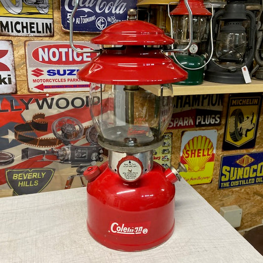 【美品】1964年8月　コールマン　Coleman　200A　レッドボーダー　低いベンチレーター　ランタン　【海外直輸入USED品】